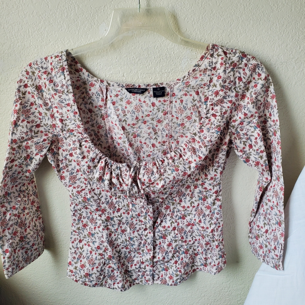 American Eagle Outfitters Red and White Floral Crop Top - Picture 2 of 10